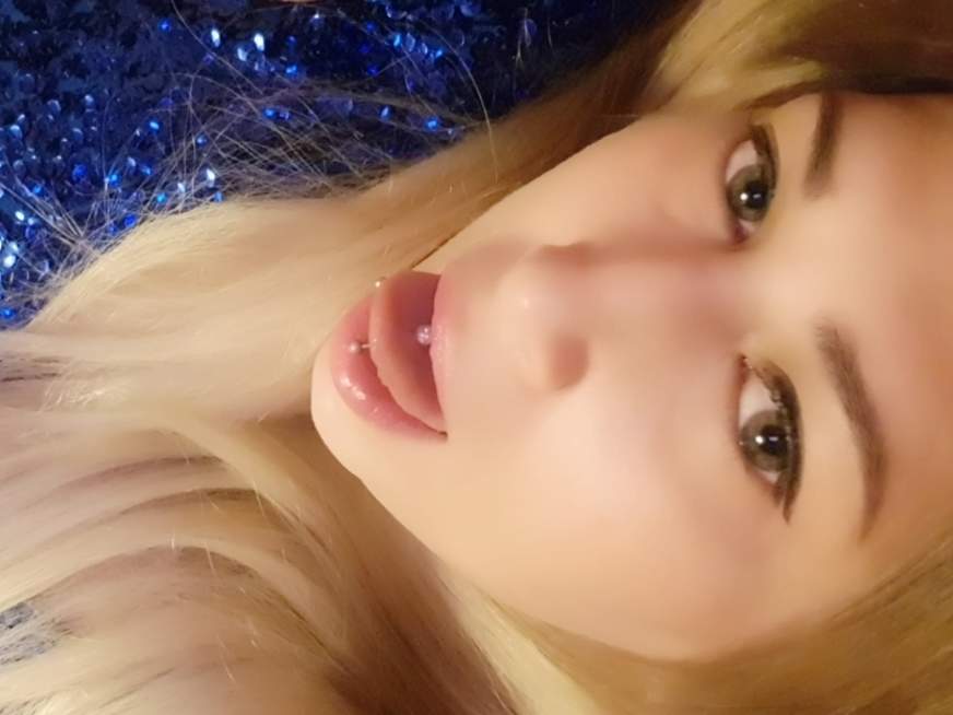 Karina, junge Blondine aus München sucht Mann für Sextreffen